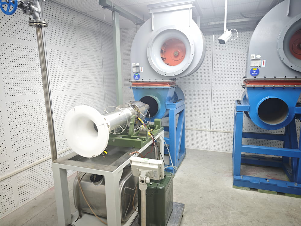 Иностранные клиенты посещают демонстрацию турбореактивных беспилотных двигателей нашей компании на открытом воздухе