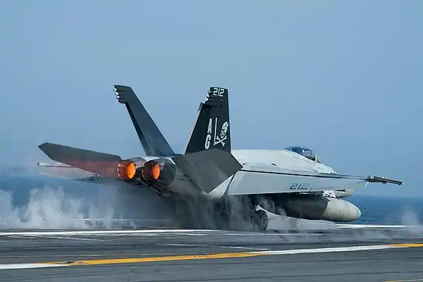 Breaking news!!!!Two US fighter jets crash in the South China Sea, pilots abandon planes to escape